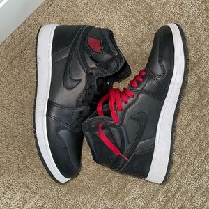 High Top Jordan 1 size 7 boys - 8.5 womens